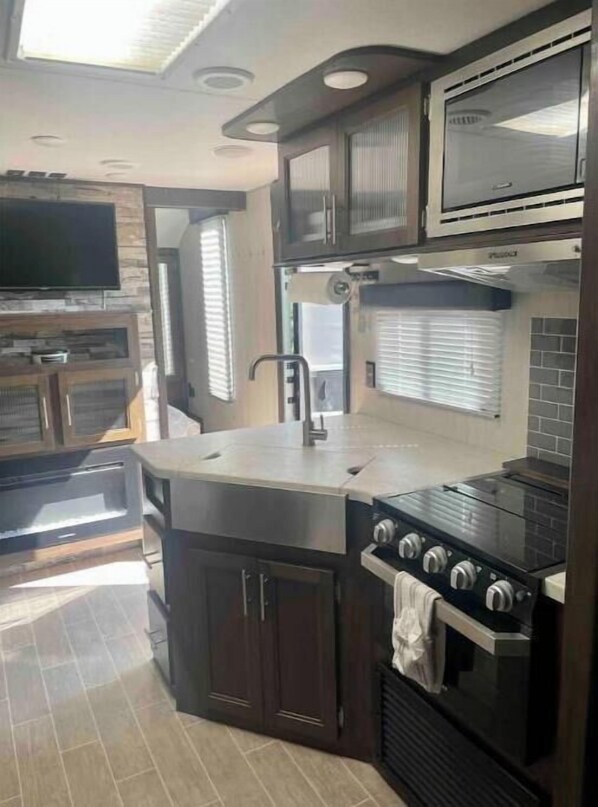 Geladeira, micro-ondas, fogão, cooktop