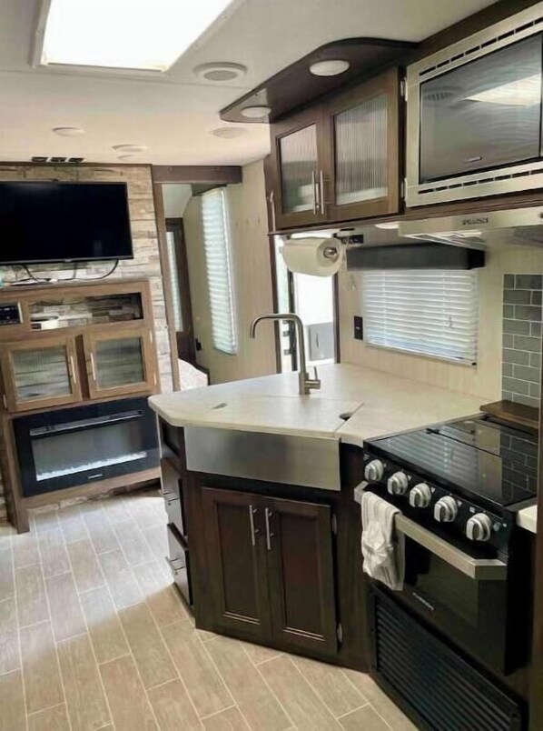 Frigorifero, microonde, forno, piano cottura