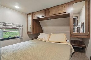 2 عدّة غرف نوم وواي فاي وملاءات أسرّة