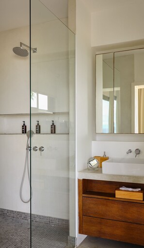 Douche, serviettes fournies, savon, papier toilette