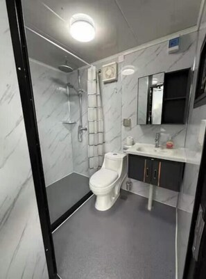 Toallas, jabón, shampoo, papel higiénico