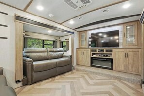 TV, fireplace