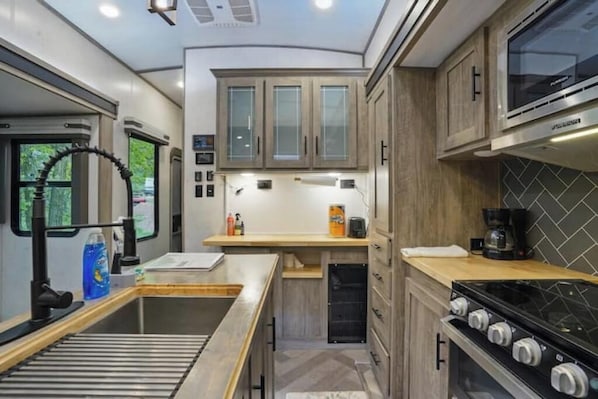 Fridge, microwave, oven, coffee/tea maker