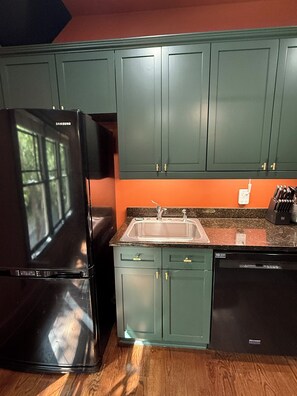 Microondas, horno, placa de cocina, lavavajillas