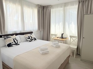 Habitación doble estándar | Minibar, caja de seguridad en la habitación y escritorio