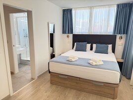 Minibar, caja de seguridad en la habitación y escritorio