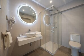 Regadera, toallas, jabón, shampoo 