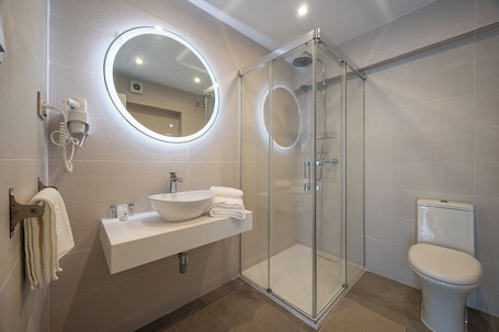 Shower, towels, soap, shampoo. HOTEL MARINA BENALMADENA