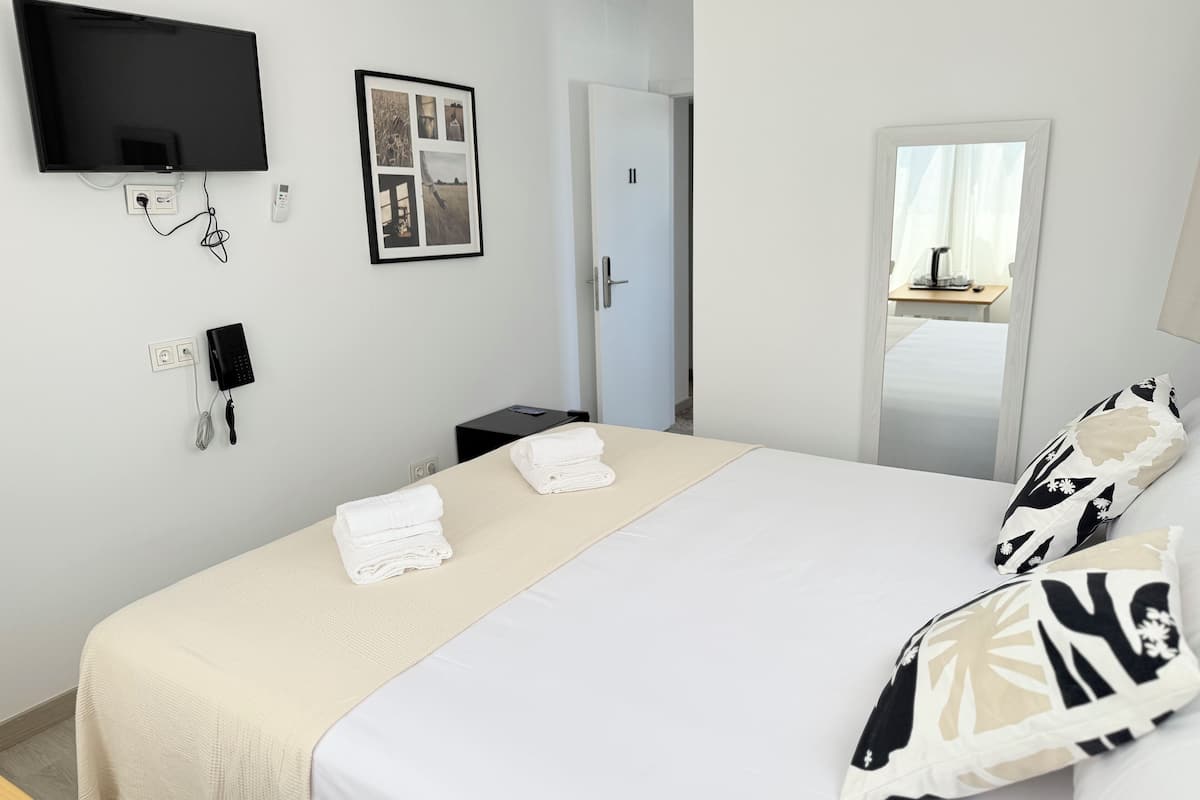 Standard dubbelrum | SÀngtillbehör av högsta kvalitet, duntÀcken och minibar