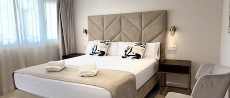 Dobbeltrom – premium | Minibar, safe på rommet, skrivebord og blendingsgardiner