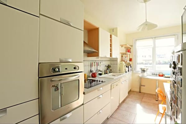 Micro-ondes, four, plaque de cuisson, lave-vaisselle