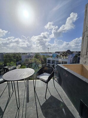 Outdoor dining - Top-Floor Condo w/ Private Balcony and Pool, High Speed Wi-Fi (Tulum)