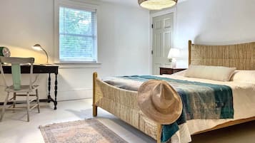 4 bedrooms, iron/ironing board, WiFi (free)