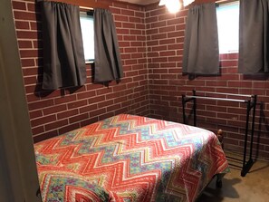 3 bedrooms, free WiFi, bed sheets - 2 bedroom cottage, 1 side of a duplex, in Catawba. Sandy beach 500 ft away. (Port Clinton)