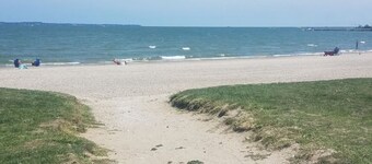 2 bedroom cottage, 1 side of a duplex, in Catawba. Sandy beach 500 ft away.