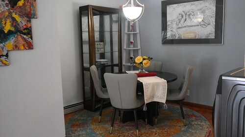 Charming 2-bedroom apartment in Brooklyn. Close to Gateway Mall & 10 min to JFK.