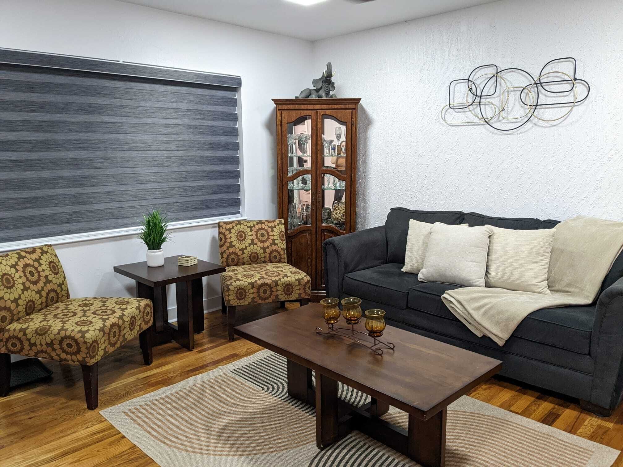 Een smart-tv, een open haard, boeken en een stereo