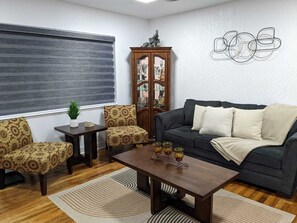 تلفزيون ذكي، مدفأة، كُتُب، ستيريو