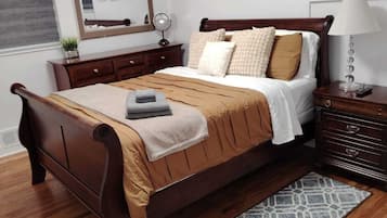 3 soverom, skrivebord, strykejern/-brett og reiseseng for barn