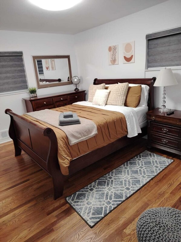 3 soverom, skrivebord, strykejern/-brett og reiseseng for barn