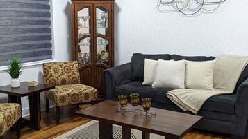 TV connectée, cheminée, livres, chaîne hi-fi