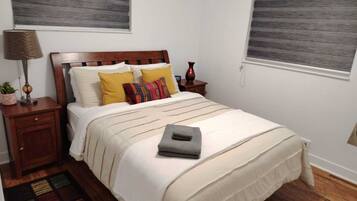 3 chambres, bureau, fer et planche à repasser, lit parapluie