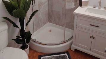 Dusche, Haartrockner, Handtücher, Seife