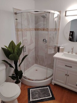 Dusche, Haartrockner, Handtücher, Seife