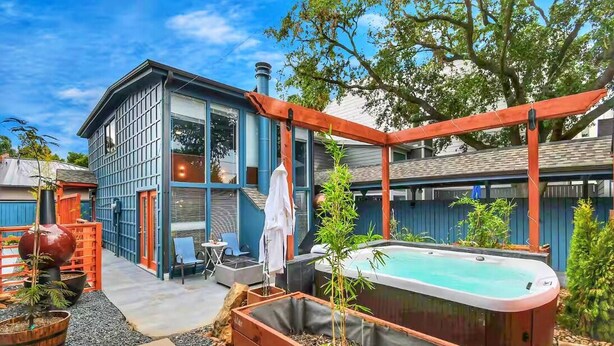 A modern house with a glass facade, a hot tub, and a wooden deck. - D Houston Oasis Private Jacuzzi Loft 65ft Pool (Houston)
