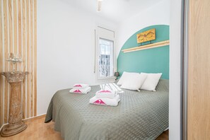 4 habitaciones y tabla de planchar con plancha