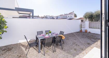 Relaxing Empuriabrava Retreat With Pool