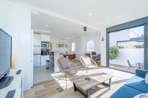 Relaxing Empuriabrava Retreat With Pool