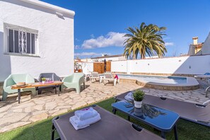 Villa | Exterior - Villa in Empuriabrava With Private Pool (Castello d'Empuries)