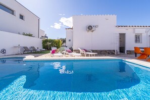 Una piscina techada, una piscina al aire libre