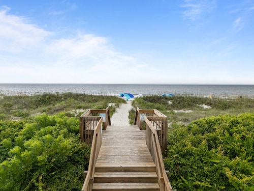 Stingwray Cove: Cozy 2-Bedroom Oceanfront Condo w/ Community Pool