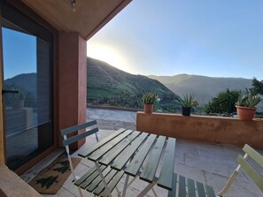 Outdoor dining - Los Andenes Falcon (cave house in the surroundings of Risco Caido, UNESCO heritage) (Gáldar)
