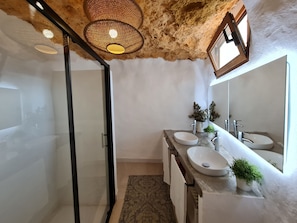 Dusche, Haartrockner, Bidet, Handtücher