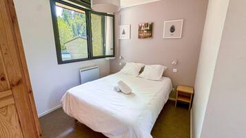 3 bedrooms, bed sheets