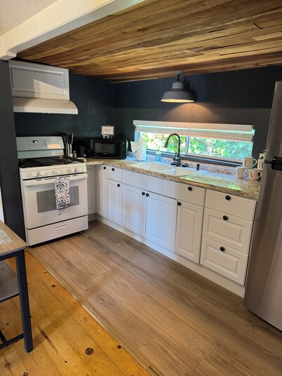 Cambria Cute Cottage with Private Deck