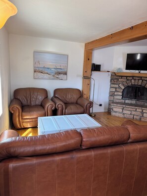 Smart TV, fireplace - Cambria Cute Cottage with Private Deck (Cambria)