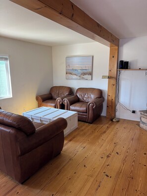 Smart TV, fireplace - Cambria Cute Cottage with Private Deck (Cambria)