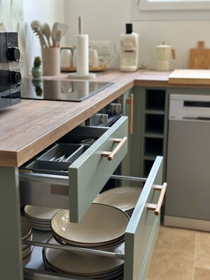 Kühlschrank, Mikrowelle, Ofen, Herdplatte