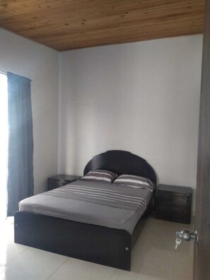 3 habitaciones, tabla de planchar con plancha, wifi y ropa de cama 