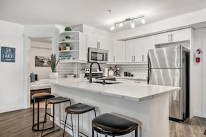 Fridge, microwave, oven, stovetop - La Bohème | Pool Views | Hot Tub | Lake Access (Invermere)