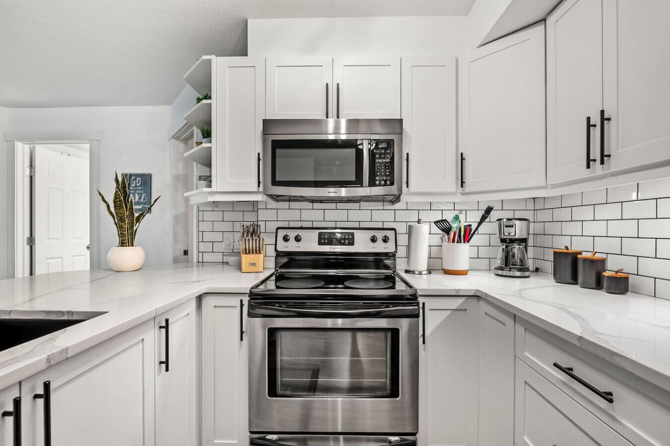 Frigorífico, microondas, horno y placa de cocina