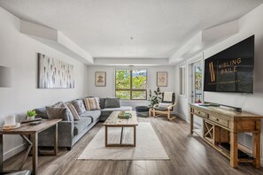 Smart TV, fireplace, stereo - La Bohème | Pool Views | Hot Tub | Lake Access (Invermere)