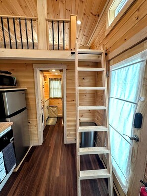 Private kitchen - Have a blast in the Redwoods, then relax in tiny home comfort! (Hiouchi)