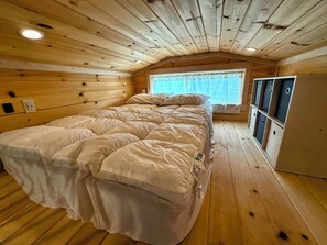 Room - Have a blast in the Redwoods, then relax in tiny home comfort! (Hiouchi)
