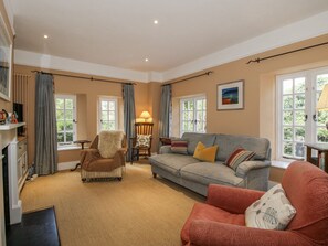 Cottage | Living area | Fireplace - Uplands Dower House (Ledbury)
