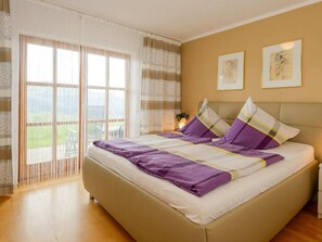 2 habitaciones, muebles diferentes y tabla de planchar con plancha